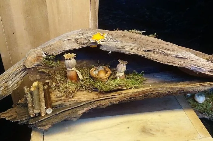 ...außer dem Stern besteht jedes Stück gänzlich aus im Wald Gefundenem: Rinde, Samen, Moos.
