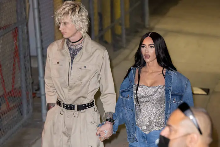 Machine Gun Kelly und Megan Fox: Ihre Liebe gleicht einer Achterbahnfahrt. Nach vielen Aufs und Abs war die Freude über die Schwangerschaft groß, Mitte Dezember folgte jedoch die Ernüchterung.