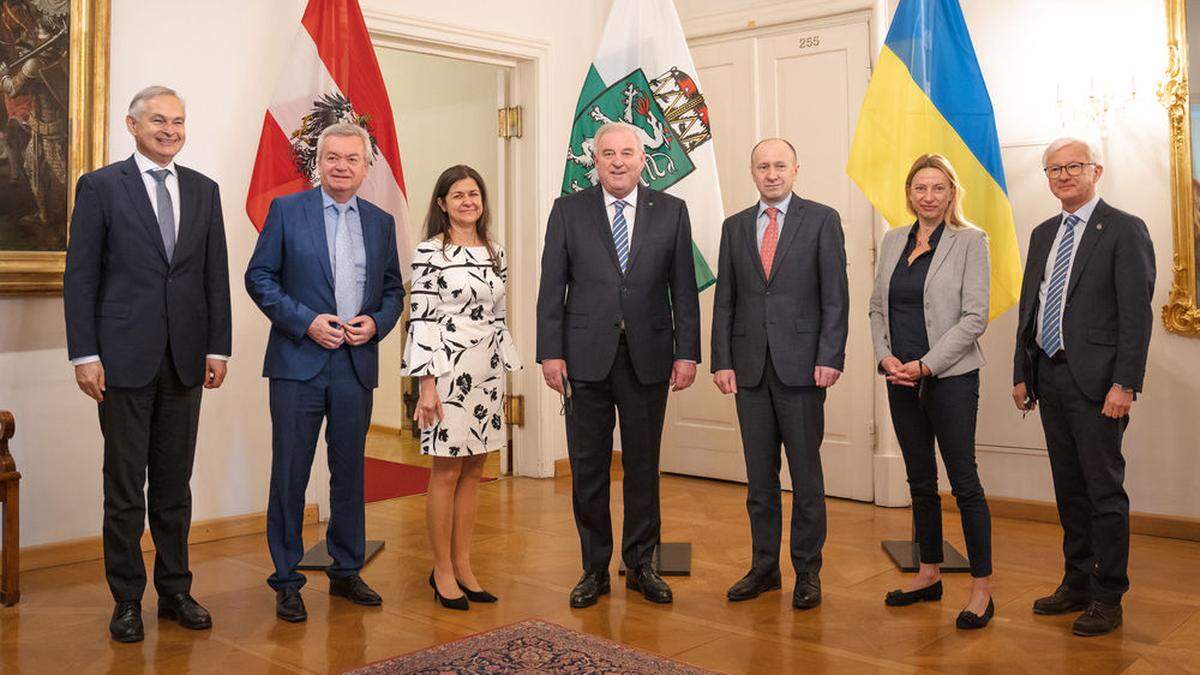 KAGES-Vorstandsvorsitzender Gerhard Stark, Landeshauptmann-Stellvertreter Anton Lang, Landesrätin Doris Kampus, Landeshauptmann Hermann Schützenhöfer, der ukrainische Botschafter Vasyl Khymynets, Landesrätin Juliane Bogner-Strauß und Honorarkonsul Friedrich Möstl (v.l.)