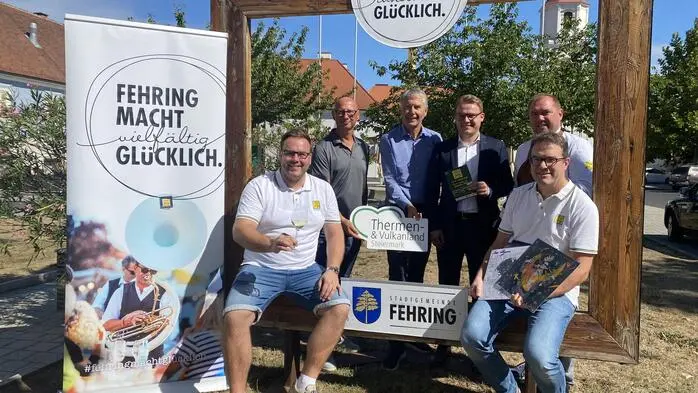 „Most + Jazz“-Obmann Peter Wendler (sitzend rechts) mit Klaus Sundl (Stadtgemeinde, sitzend links), Christian Contola ( Tourismusverband Thermen- und Vulkanland, 1. v.l. stehend), Bürgermeister Johann Winkelmaier ( 2.v.l), Michael Schnepf (3.v.l. Raiffeisenbank Region Fehring) und Michael Pöltl