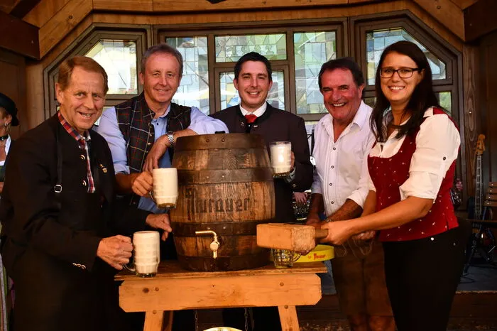Eröffnet wurde das Glocknerlammfest mit dem traditionellen Bieranstich mit Bürgermeister Josef Schachner, den Landtagsabgeordneten Ferdinand Hueter und Christoph Staudacher, Hans Rainer von der Getränkewelt in Debant und Landesrätin Sara Schaar.