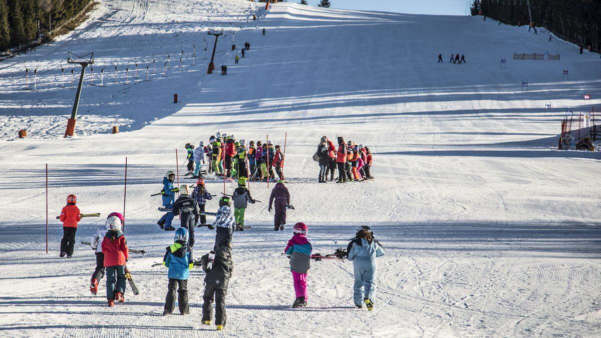 Zahlreich lernen Kinder seit Jahrzehnten auf der Simonhöhe skifahren
