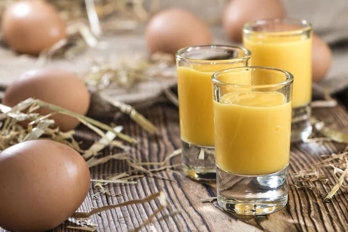 6 Eigelb (von frischen Eiern) mit einem Päckchen Vanillezucker vermischen. Den Abrieb von 5 g Muskatnuss dazumischen. ½ l Sahne mit 1 l Milch und 300 g Zucker verrühren, diese Flüssigkeit mit dem Eigelb-Zucker-Gemisch verbinden, dann 750 ml Weingeist dazugeben. Alle Zutaten verrühren, in dunkle Flaschen abfüllen und steril verkorken.Drei Monate kühl und dunkel lagern. Vor dem Servieren gut aufschütteln.  