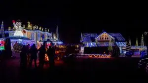 Ein beleuchtetes Haus mit tausenden Lichtern und Figuren wie ein Schneemann oder Rentiere | In Siegelsdorf ist es ab 17 Uhr alles andere als dunkel