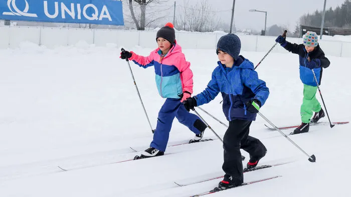 Ein Rodelhügel für Kinder ist frei zugänglich. Wenn es die Temperaturen zulassen, ist Eisklettern auf dem vom Alpenverein Villach betreuten Felsen möglich. Wer lieber ebenerdig Sport betreibt, kann die vier Kilometer lange Loipe benutzen. Die Loipe ist täglich in Betrieb, von Montag bis Samstag bis 20 Uhr auch mit Flutlicht. www.villacheralpenarena.at