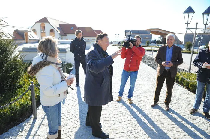 Viele Journalisten und Fotografen warten auf die Gäste aus Wien