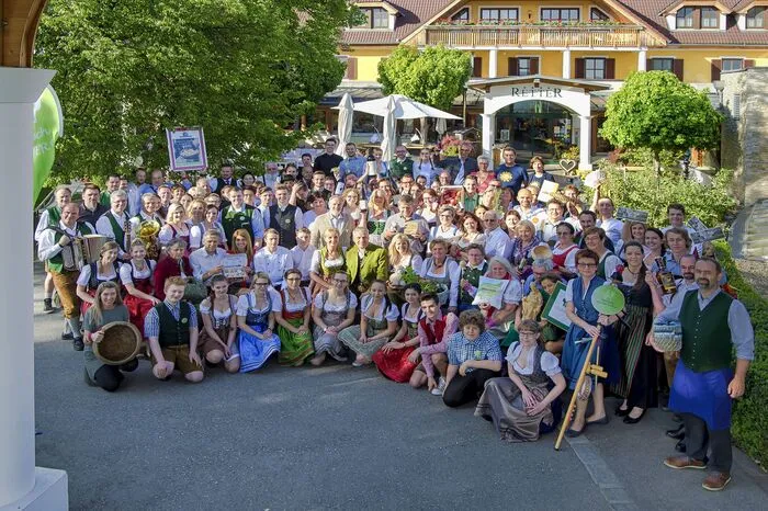 Ulli und Hermann Retter mit Mitarbeitern und Lieferanten im Erinnerungsfoto vor dem Hotel-Restaurant