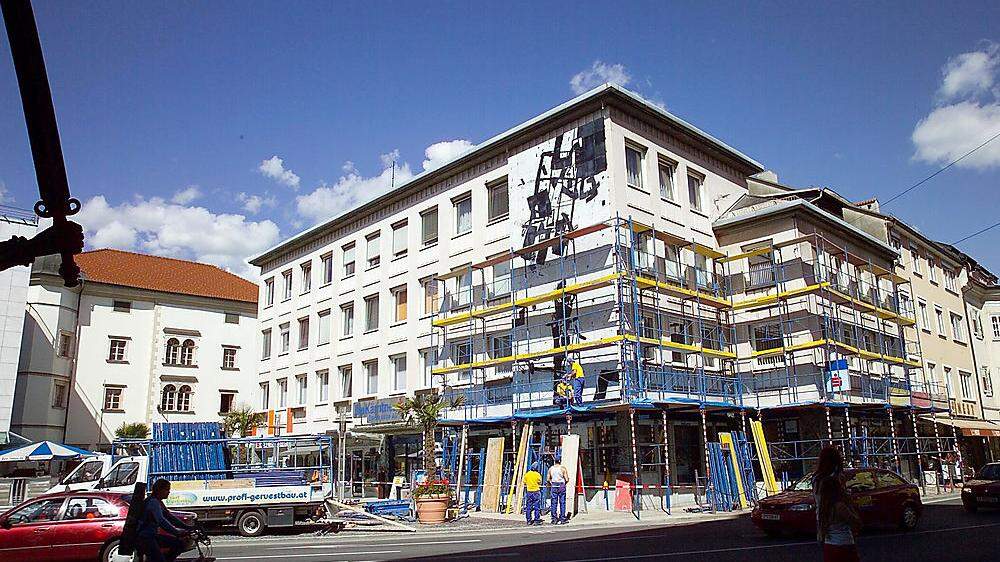 Im Juni 2003 wurde die riesige Emailwand, gestaltet von Giselbert Hoke, am Bankgebäude angebracht.