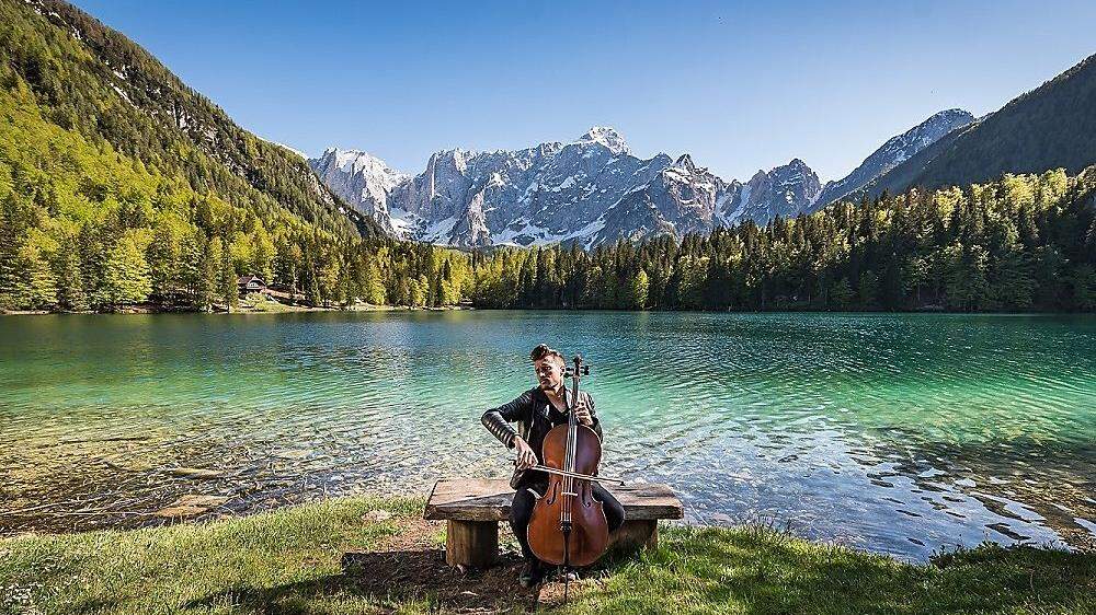 Luka Sulic von &quot;2 Cellos&quot; tritt am Lago di Fusine auf