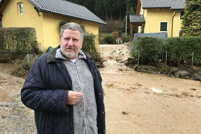 Bei Peter Strasser fließt das Wasser mitten durch den Garten und richtete erheblichen Schaden an