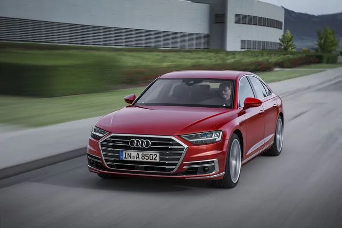 Dem Flaggschiff A8 (Bild) stellen die Ingolstädter im Oktober eine Plug-in-Hybrid-Variante zur Seite. Zudem sind für das zweite bzw. vierte Quartal die neuen SUV Q8 und Q3 angepeilt.