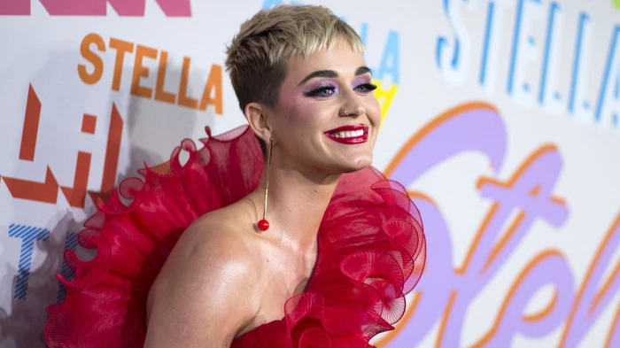 Ganz in Rot und der Hingucker des Abends: Katy Perry erschien bei der Modenschau von Stella McCartney in Los Angeles in einem atemberaubenden Kleid.