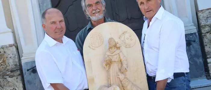 Der Weizer Pfarrer Anton Herk-Pickl, Holzschnitzer Johann Pendl und Alpenvereins-Obmann Siegfried Pirkheim