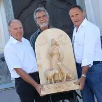 Der Weizer Pfarrer Anton Herk-Pickl, Holzschnitzer Johann Pendl und Alpenvereins-Obmann Siegfried Pirkheim