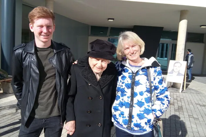 Die 94-jährige Gertraud Cociancig ist überzeugt: "Wenn man sich über etwas in der Stadt aufregt, dann muss man wählen gehen, um es zu ändern. Wenn man nicht wählen geht, dann braucht man sich danach auch nicht aufzuregen." Und auch Christa Wentzel und Matthias sind der Meinung: "Wählen ist ein demokratisches Grundrecht und das sollte man einfach in Anspruch nehmen."