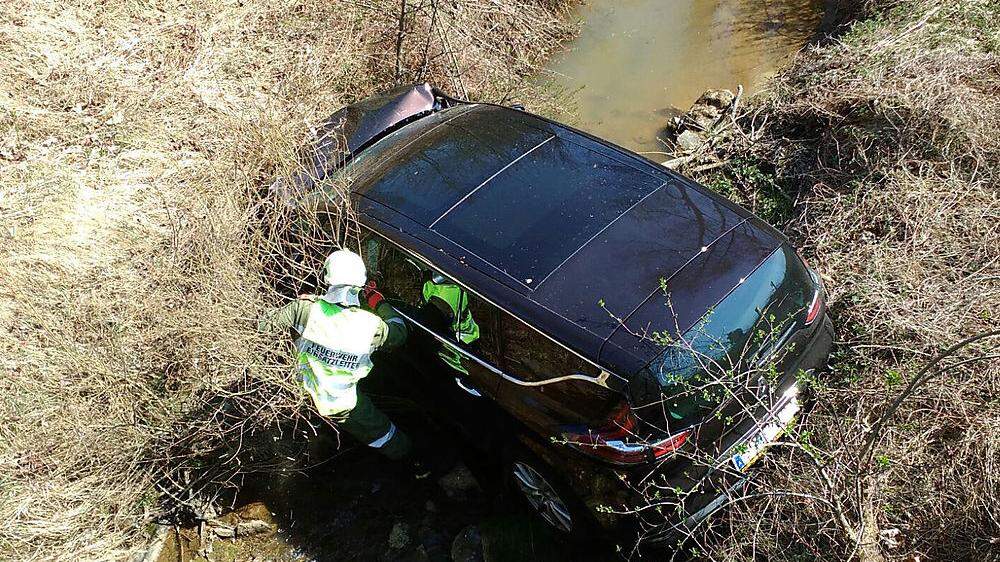 Das Fahrzeug war mehrere Meter tief in den Auersbach gestürzt