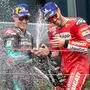 Andrea Dovizioso (rechts) ließ sich nach seinem Triumph in Spielberg feiern