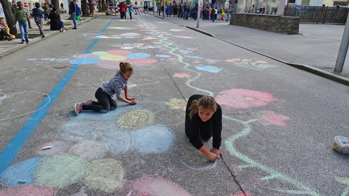 Am Autofreien Freitag war auch die Weizer Europa Allee für einige Stunden für eine große Malaktion der Schülerinnen und Schüler der Weizer Volksschule und der Sonderschule autofrei.
