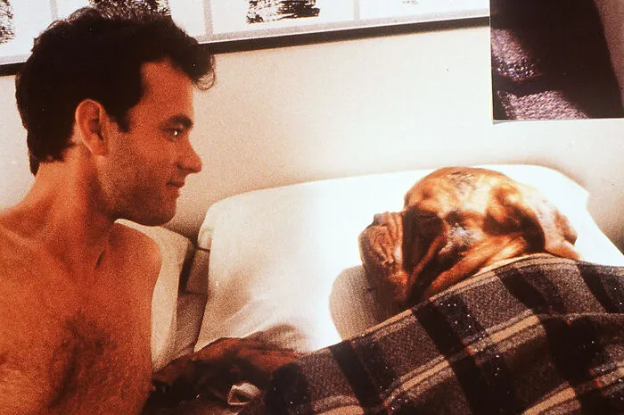 Tom Hanks als Polizist Scott Turner mit Bordeaux-Dogge Huutsch in "Scott und Huutsch" 1989.