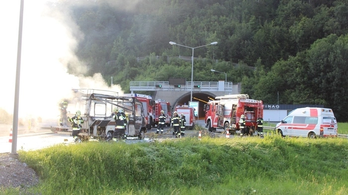 Die Freiwillige Feuerwehr Gratkorn war mit vier Einsatzautos am Brandort und löschte das Wohnmobil.