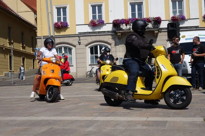 Knallbunt und knatternd kamen die Vespen am Samstag zu Mittag am Brucker Hauptplatz an.
