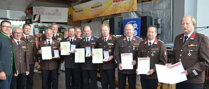 Kommandant Wolfgang Pregartner (dritter von links) und sein Stellvertreter Friedrich Lammer (zweiter von links) gaben bekannt, dass der Frühschoppen im nächsten Jahr unter einem neu gewählten Kommando stattfinden wird