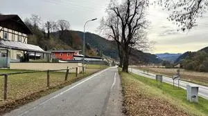 Die Häuser befinden sich auf der linken Seite der Straße, die Glasfaserleitungen enden auf der rechten Seite