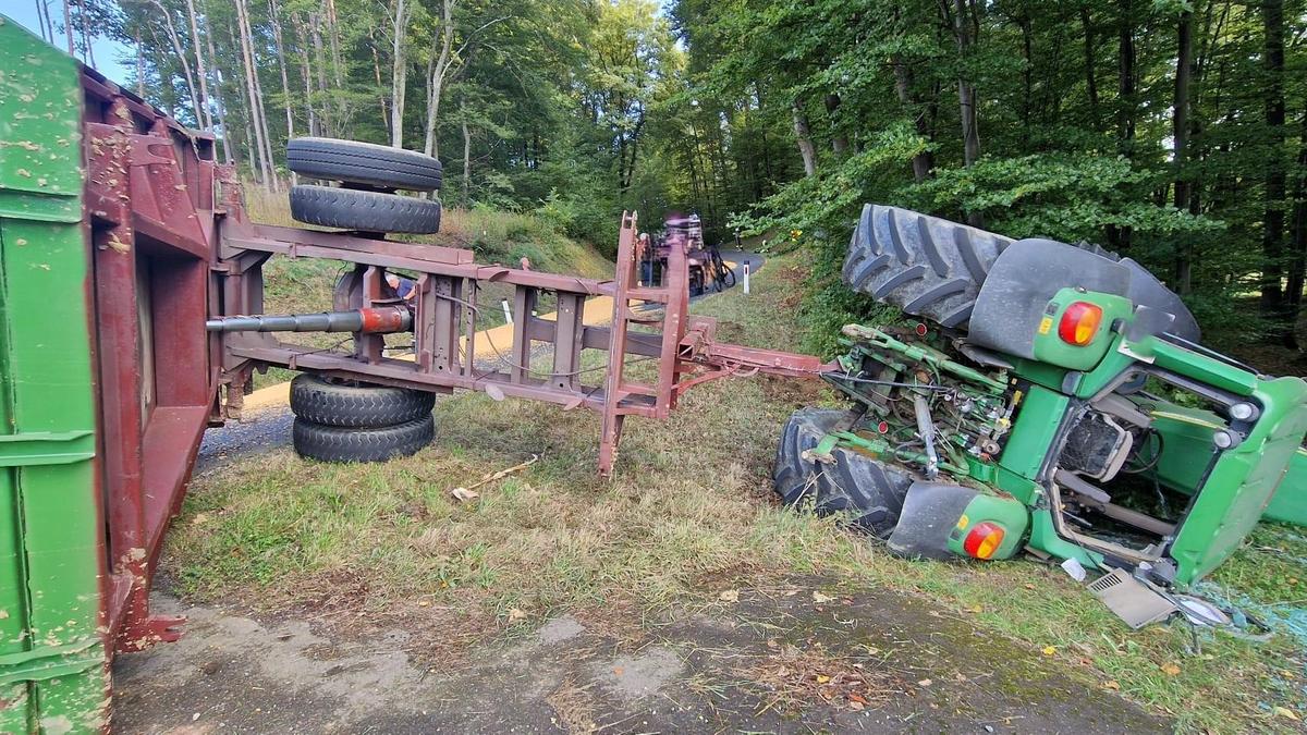 Die Zugmaschine blieb auf der Straßenböschung auf der rechten Längsseite liegen