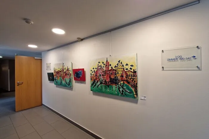 Nach wie vor zieren Kunstwerke die Gänge