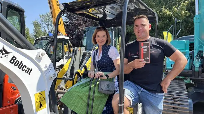 Agrar-Landesrätin Simone Schmiedtbauer lud zum Steiermarktag und besuchte die steirischen Stände. Hier im Bild: Peter Puntigam von Baumaschinen Puntigam in Deutsch Goritz