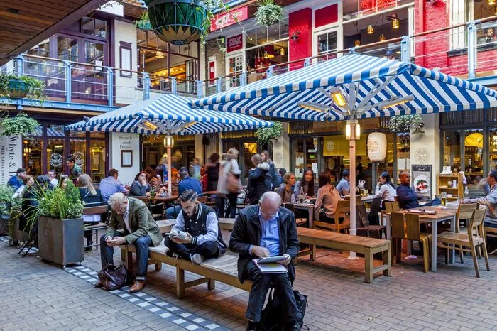 Versteckt im Viertel Soho liegt der Kingly Court. Aufmerksame Besucher finden neben dem Dr. Martens Store in der Carnaby Street einen kleinen Durchgang zum beliebten Restaurant-Hotspot. Kingly Court ist dank gemütlicher Überdachung auch für regnerische Tage geeignet.