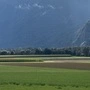 Blick auf zwei Hochspannungsmasten vor der Osttiroler Bergwelt | Bereits jetzt führt eine Hochspannungsleitung von Lienz nach Kärnten – hier ein Bereich zwischen Dölsach und Nikolsdorf