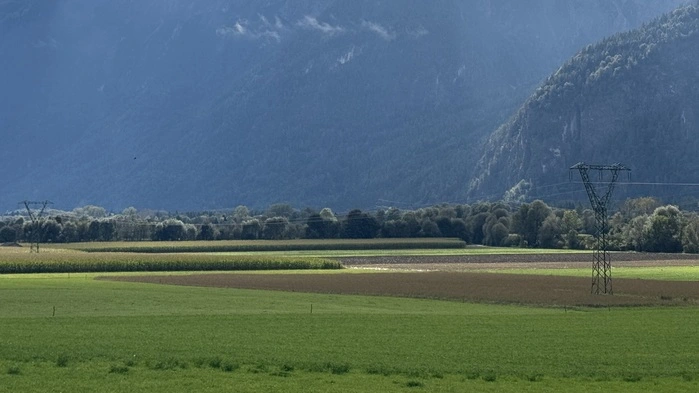 Blick auf zwei Hochspannungsmasten vor der Osttiroler Bergwelt | Bereits jetzt führt eine Hochspannungsleitung von Lienz nach Kärnten – hier ein Bereich zwischen Dölsach und Nikolsdorf