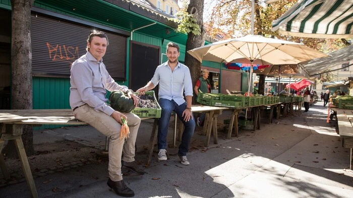 Christof Widakovich und Walter Triebl vor dem Gösser-Standl am Grazer Kaiser-Josef-Markt. Dieses bauen sie...