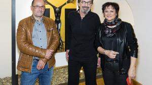 Ploschnitznigg inmitten seiner Künstlerkollegenschaft mit Ingrid Kaltenegger und Wolfgang Knauseder