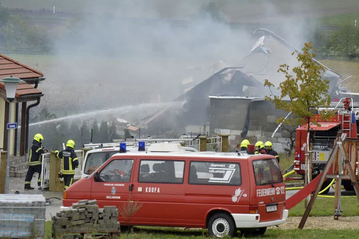 Trümmer sollen 100 Meter weit geflogen sein.