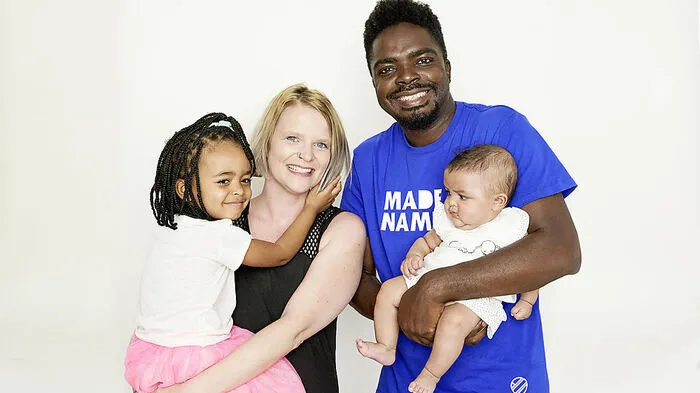 Anita Nangombe mit Ehemann Lownan und ihren Töchtern Kahlissi Lia und Nola Verona