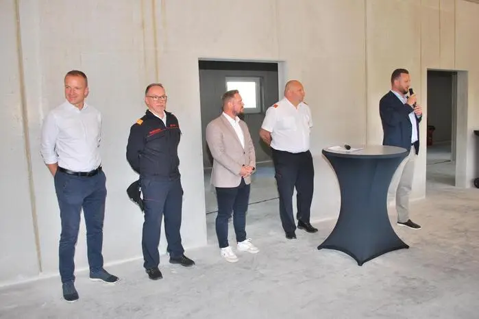 Beim Richtfest mit dabei waren unter anderem FF-Kommandant Gernot Neumann, Bürgermeister Thomas Rauninger, LAbg. Marco Triller, Bereichsfeuerwehrkommandant Johann Diethart, Abschnittskommandant Arnold Neuhauer und Markus Eisenerz von der Baufirma Porr.