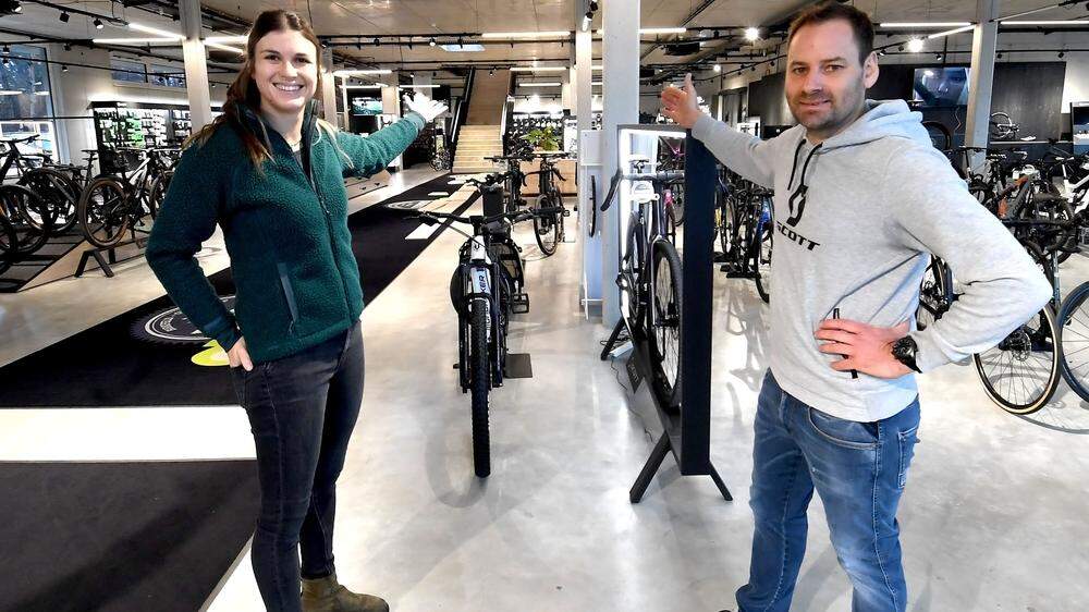 Die Inhaber Elisabeth Rappitsch und Michael Friesenbichler heißen ihre Kunden in der neuen Bikery in Gleisdorf willkommen