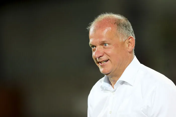 Erwin Fuchs (Vorsitzender Erste Liga und Kapfenberg-Präsident): "Für uns in der Ersten Liga hat sich nichts geändert, weil der Modus so bleibt. Für die oberste Liga hat man sich monatelang beraten, ich hoffe, dass es so ausgeht, wie es sich alle wünschen, dass man 10 bis 15 Prozent Zuwachs bekommt. Die Erste Liga ist als Profiliga quasi aufgelöst. Es gibt keine strukturierten Einnahmen mehr, die TV-Einnahmen sind nicht geklärt, da wird vielleicht nichts kommen. Zurzeit gibt es keine Angebote. Jeder, der die Infrastrukturmaßnahmen zustande bringt, will (oben) dabei sein. Nächste Saison wird sicher sehr spannend werden, was die budgetären Situationen betrifft, die Vernunft wird beiseitegeschoben. Ich glaube, das wird nicht funktionieren in der Ersten Liga. Das, was wir mühsam aufgebaut haben, den Unterbau, hat man mit einem Schlag zerstört. Ich frage mich, warum haben wir zehn Jahre diese Strukturen aufgebaut. Dann spiele ich gleich Regionalliga und fahre die drei Bundesländer ab."