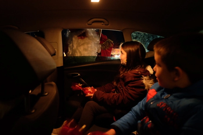 Der Nikolo und seine Krampusse überreichten den Kindern kleine Geschenke durchs Autofenster.