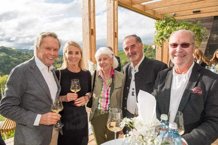 Peter und Ingrid Kraus, die Pischetsrieders und Makler Michael Mayer