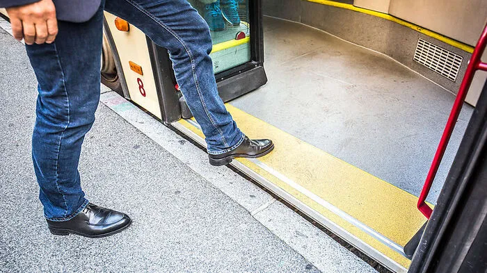 Fahrgäste können bei einer Ersatzhaltestelle einsteigen