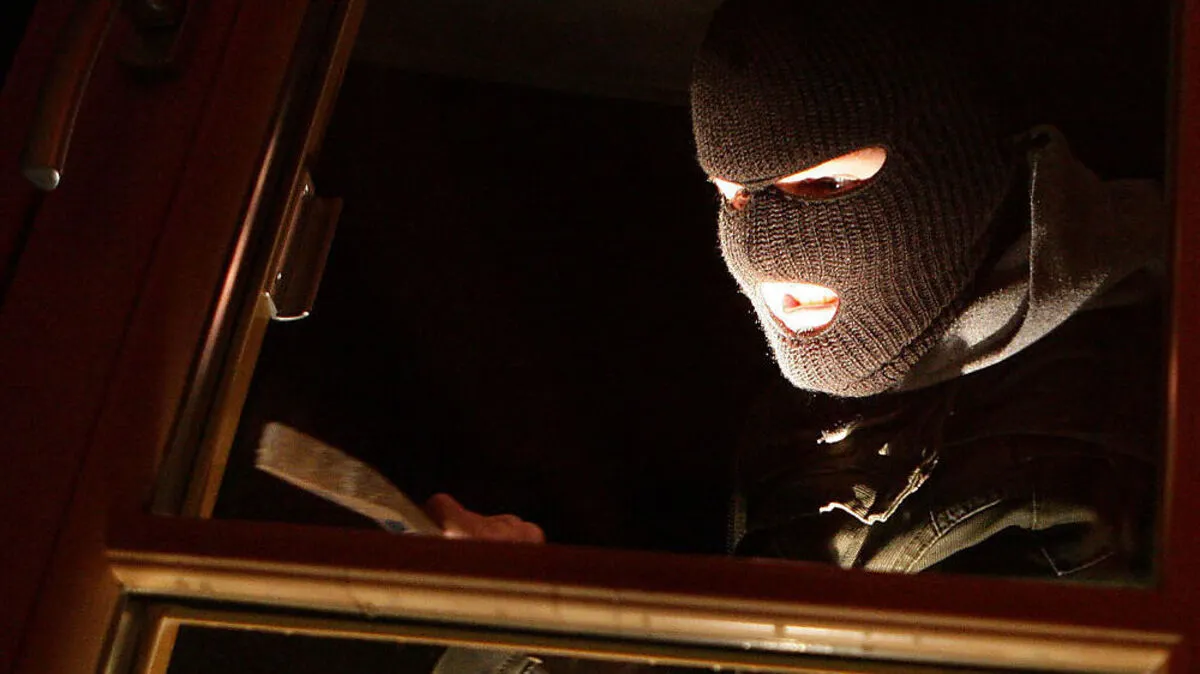 Die bislang unbekannten Täter zwangen gewaltsam ein Fenster auf (Sujetbild)