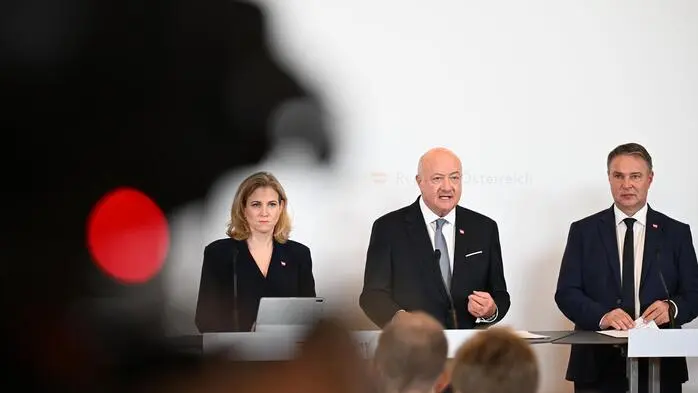 Ministerin Beate Meinl-Reisinger (Neos), Bundeskanzler Christian Stocker (ÖVP), Vizekanzler Andreas Babler (SPÖ)