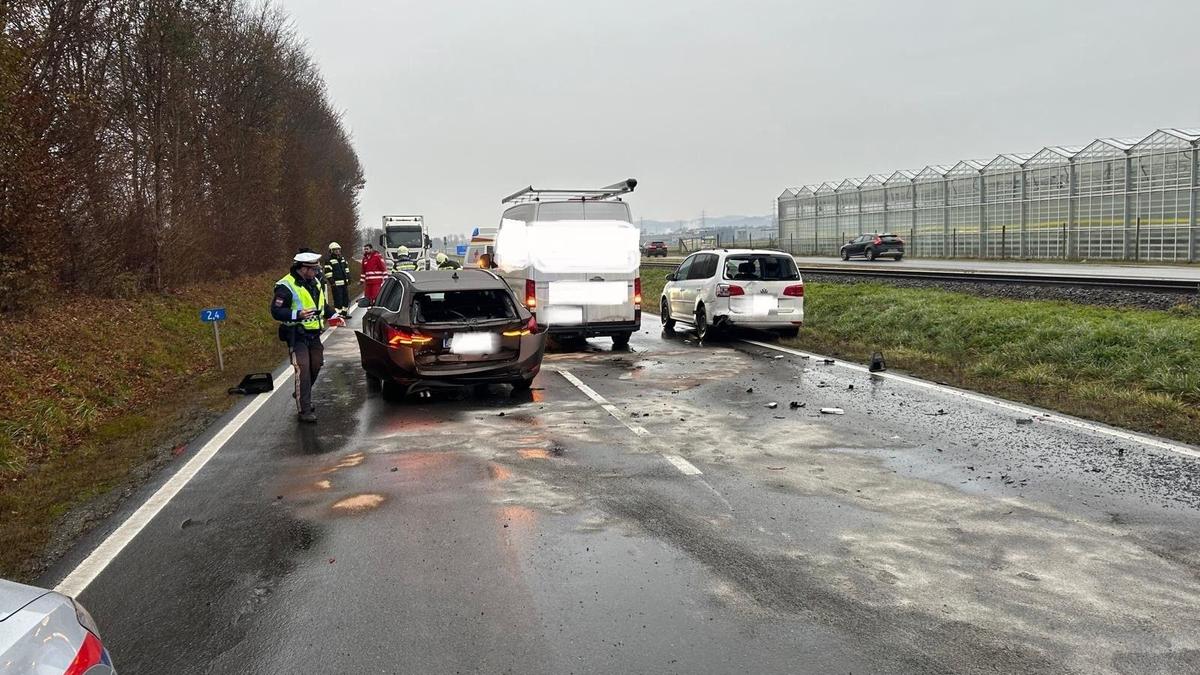 Gegen 7.30 Uhr kam es auf der B 64 Rechbergstraße auf der Höhe Wollsdorf (St. Ruprecht an der Raab) zu einem Auffahrunfall