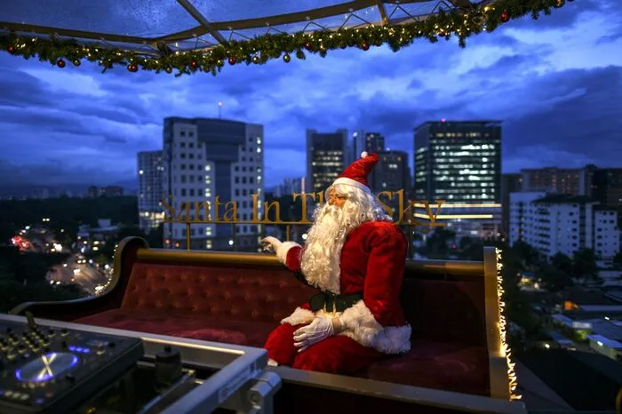 "Santa In The Sky" wird von 2Spicy Entertainment Live umgesetzt und verfügt über eine Schlittenstruktur mit Rentieren und Santa, die in einer Höhe von rund 50 Metern aufgehängt werden. 16 Gäste können auf einmal darüber speisen, während sie einen faszinierenden Ausblick genießen