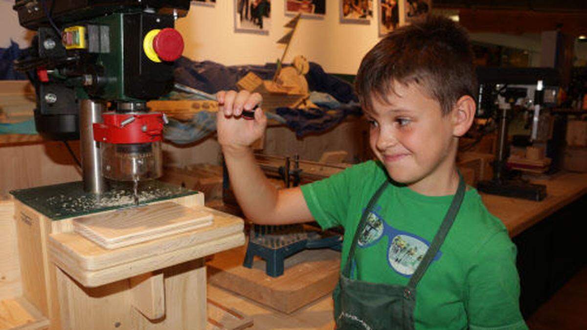 Die Kinder haben viel Spaß in der Holzwerkstatt von Edmund Reitbauer