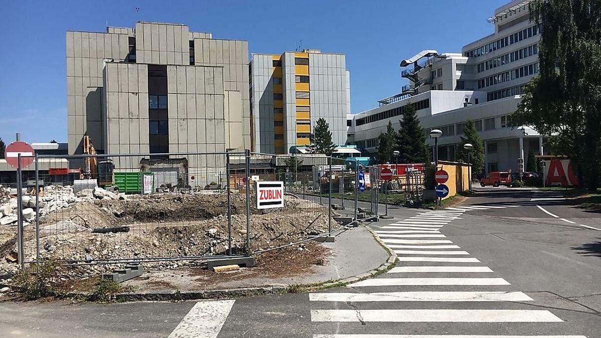 Hier entsteht die neue Tiefgarage, auf die ein viergeschoßiges Gebäude aufgebaut wird