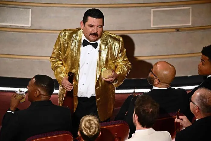 Guillermo Rodriguez von „Jimmy Kimmel Live“ sorgte für Lacher im Publikum, der Moderator packte mitten in der Moderation von Kimmel eine Flasche Tequila aus und stieß mit den Hollywoodstars an.